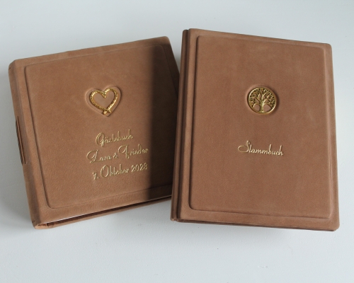 Gästebuch - Album "Goldene Herz" aus braunem Nubukleder, mittelgroß